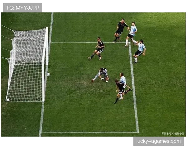 禁区外犯规按直接任意球判罚，只有禁区内才构成点球