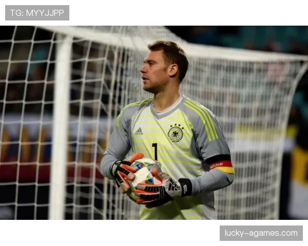 门将持球时为何受规则保护？哪些动作会被判犯规？